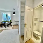 2 Wifi 300mbs 70'tv Netflix Hbo Max Apple Apartment Warsaw