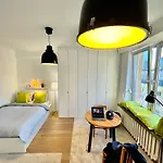 2 Wifi 300mbs 70'tv Netflix Hbo Max Apple Apartment *