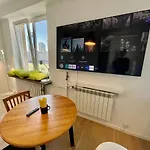 2 Wifi 300mbs 70'tv Netflix Hbo Max Apple * Warsaw