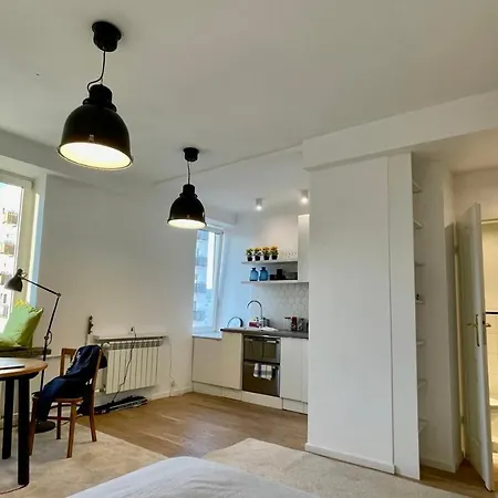 2 Wifi 300mbs 70'tv Netflix Hbo Max Apple * ワルシャワ