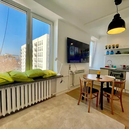 2 Wifi 300mbs 70'tv Netflix Hbo Max Apple * ワルシャワ